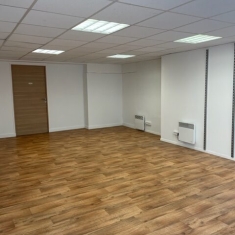 Bourges, dans rue semi piétonne, local commercial