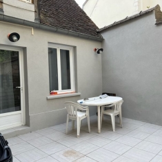 Petit meublé avec terrasse