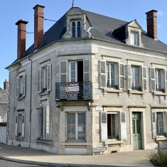 PLAIMPIED GIVAUDINS MAISON DE CARACTERE