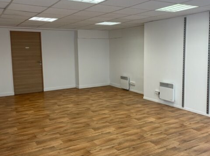 Bourges, dans rue semi piétonne, local commercial