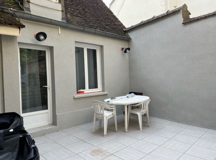 Petit meublé avec terrasse